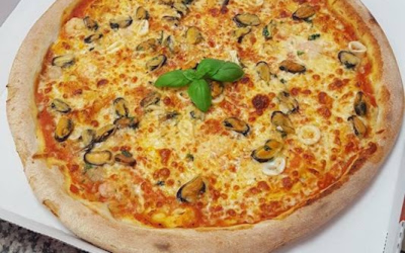 a fresh pizza served at Maurizio’s Takeaway Inverkeithing 